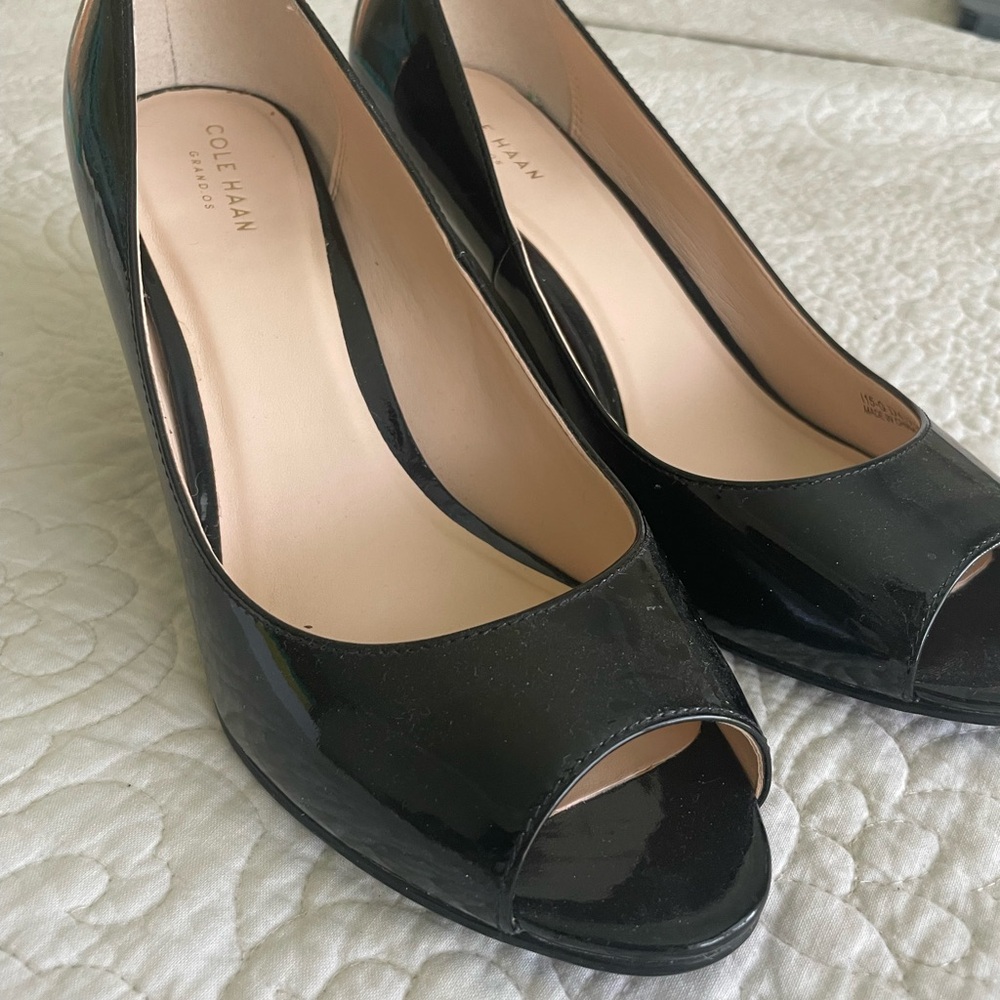 Black patent leather peel toe wedges